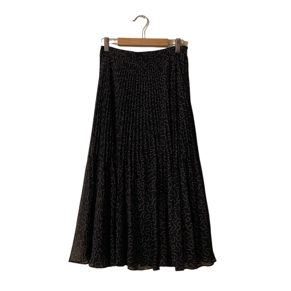 𝅺CLUB Monaco pleated black and white skirt . Size 0 .Very good condition